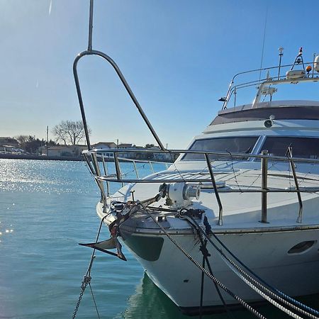 Nuit Insolite Bateau A Quai - Port Saint Louis Du Rhone Экстерьер фото