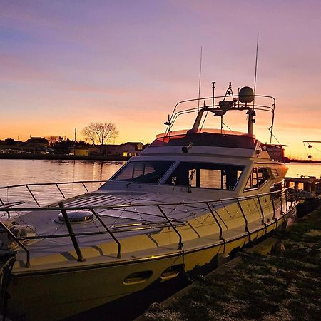 Nuit Insolite Bateau A Quai - Port Saint Louis Du Rhone Экстерьер фото