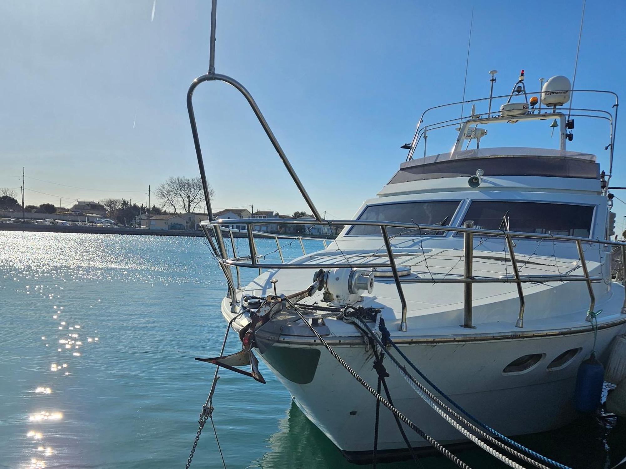 Nuit Insolite Bateau A Quai - Port Saint Louis Du Rhone Экстерьер фото